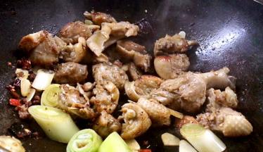 放入大葱段、姜末、蒜末炒出香味