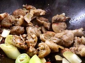 放入大葱段、姜末、蒜末炒出香味