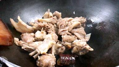 放入鸭肉煸炒出香味