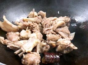 放入鸭肉煸炒出香味