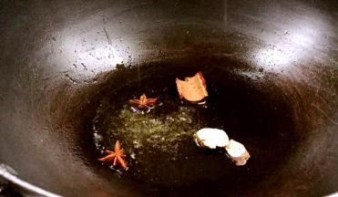 锅烧热油，放入卤料爆香