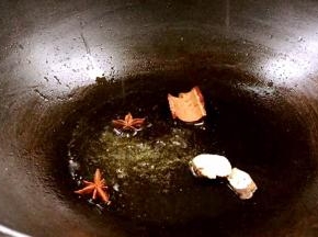 锅烧热油，放入卤料爆香