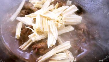 加入腐竹拌匀，继续炖10分钟