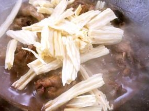 加入腐竹拌匀，继续炖10分钟