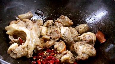 放入花椒炸香，接着加入干红辣椒炒出辣味