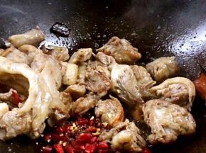 放入花椒炸香，接着加入干红辣椒炒出辣味
