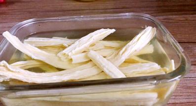 腐竹提前洗净泡发