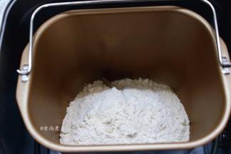 将面粉倒进面包机桶内，调入一克盐，加上190毫升水、遮上盖子，通电，选择和面程序调15分钟，和面结束后，先不要打开盖子，让面团在面包机桶内醒发30分钟再取出。