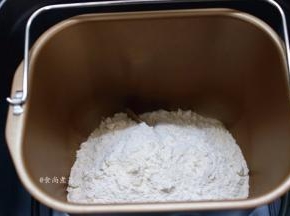 将面粉倒进面包机桶内，调入一克盐，加上190毫升水、遮上盖子，通电，选择和面程序调15分钟，和面结束后，先不要打开盖子，让面团在面包机桶内醒发30分钟再取出。