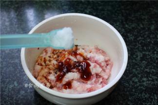 肥瘦相间的五花肉去皮，切小块再搅成肉糜，用大碗盛起，调入盐、酱油、蚝油、料酒、鸡粉、少许白糖