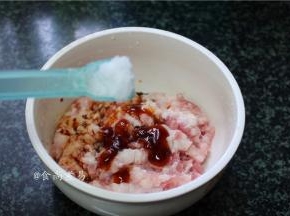 肥瘦相间的五花肉去皮，切小块再搅成肉糜，用大碗盛起，调入盐、酱油、蚝油、料酒、鸡粉、少许白糖