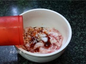 再撒些焯熟的白芝麻