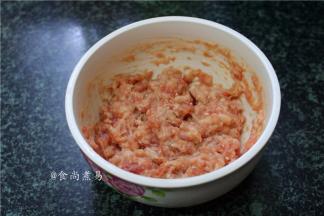 充分搅拌均匀，腌制片刻