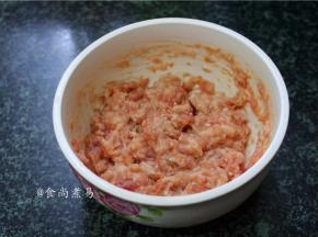 充分搅拌均匀，腌制片刻