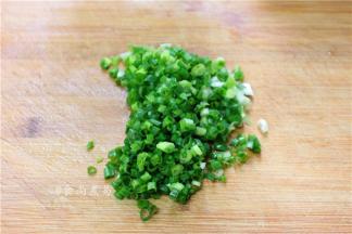 小葱洗净去须去尾，切碎