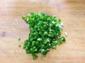 小葱洗净去须去尾，切碎