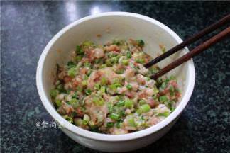 将豆角粒和葱花倒入肉糜中、充分搅拌均匀，调好的馅料放在一旁待用