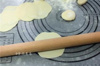 用擀面杖擀薄，直至全部擀好