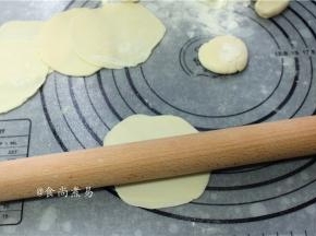 用擀面杖擀薄，直至全部擀好
