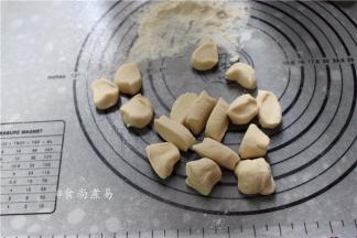 取出面团，放在案板上揉成长条，案板上适当撒点干面粉，防止黏连，切出大小均等的面剂子