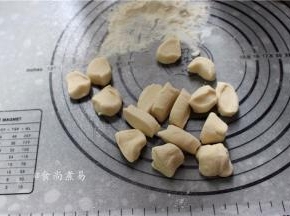 取出面团，放在案板上揉成长条，案板上适当撒点干面粉，防止黏连，切出大小均等的面剂子