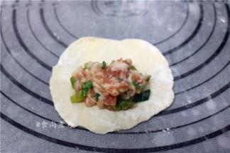 面皮中间放入馅料