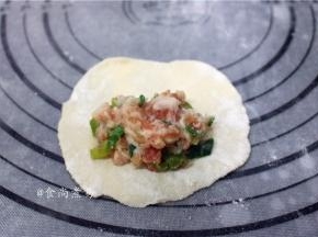 面皮中间放入馅料