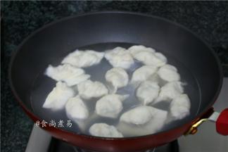 烧开适量水，水不能太少，能没过饺子面才行，锅中的水沸腾时放入饺子，大火煮开后倒入半碗凉水，继续煮沸腾翻滚