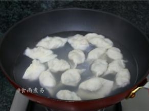 煮至饺子浮出水面，捞起即食