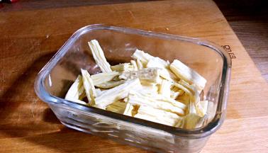 将泡发好的腐竹洗净，切成段备用