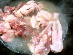 将鸭肉洗净后同冷水一起下锅煮至出血水