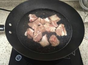 冷水入锅煮开，水开后捞出冲洗干净浮沫