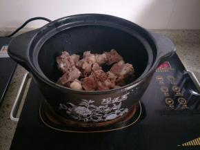 焯过水的排骨放入砂锅