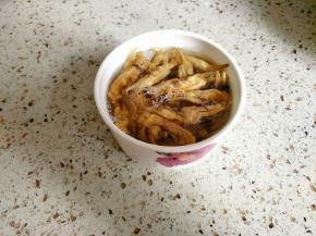 蛏干用温水清洗干净，也可以提前浸泡一会