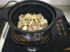 把蛏干一起放入砂锅