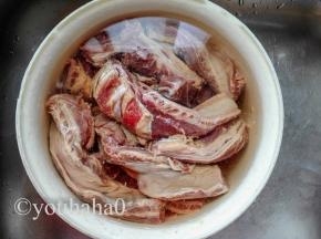 牛腩用清水浸泡2个小时左右，中间要换几次水