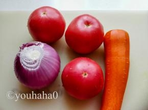 准备洋葱、西红柿、胡萝卜