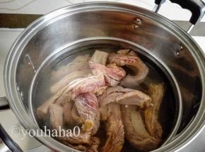 洗净的牛腩入沸水中焯水，煮出浮沫后捞出