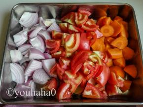 洋葱、西红柿、胡萝卜洗净切块