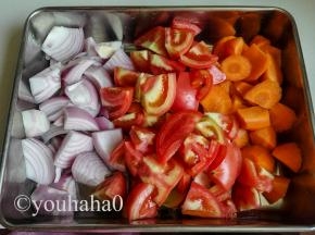 洋葱、西红柿、胡萝卜洗净切块