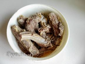 捞出后的牛腩热水冲洗一边，去掉粘住表面的浮沫待用