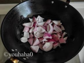 炒锅中放入植物油，油热后放入洋葱炒出香味