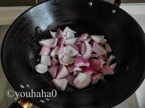 炒锅中放入植物油，油热后放入洋葱炒出香味