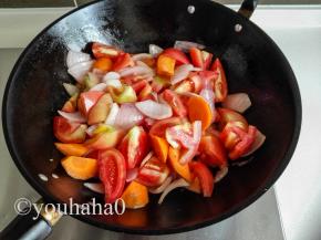 放入蔬菜翻炒均匀