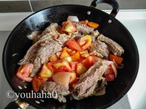 加入牛腩翻炒均匀