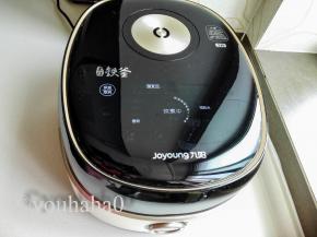 合上盖子接通电源，选择精煮饭功能，开始煮饭