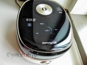 合上盖子接通电源，选择精煮饭功能，开始煮饭