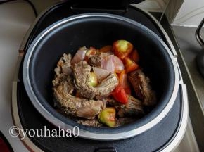 炒匀后的牛腩和蔬菜全部倒入铁釜内胆中