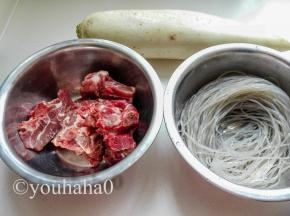 准备材料：排骨用清水浸泡2个小时左右，红薯粉条用清水泡发