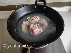 排骨入温水中煮开，煮出浮沫后捞出排骨